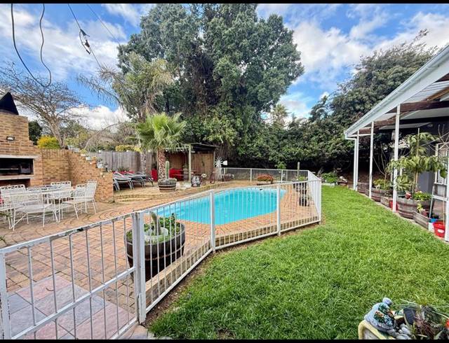 4 BEDROOM HOUSE FOR SALE IN BERGZICHT